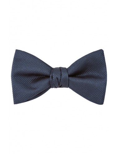 Pre-tied bow tie in silk...